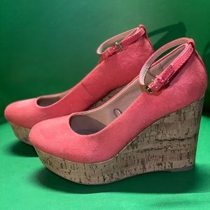 • WEDGES • COLOR: CORAL